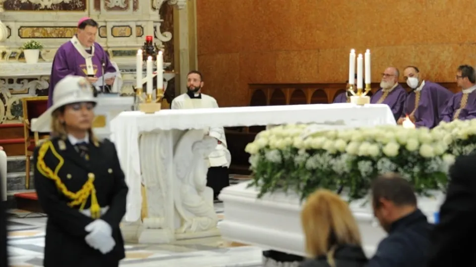 L'ultimo saluto ai fratelli Aldo, Mattia e Saverio Corasoniti, Mons. Maniago: "Fare luce sulla tragedia"