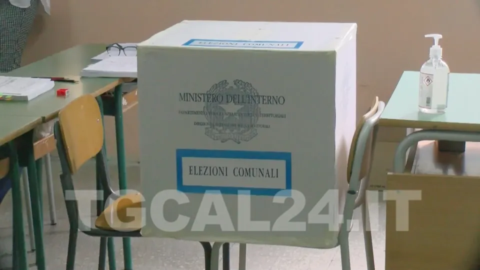 Elezioni comunali, alle 23 di domenica affluenza alle urne poco sopra il 30% a Cosenza e Siderno