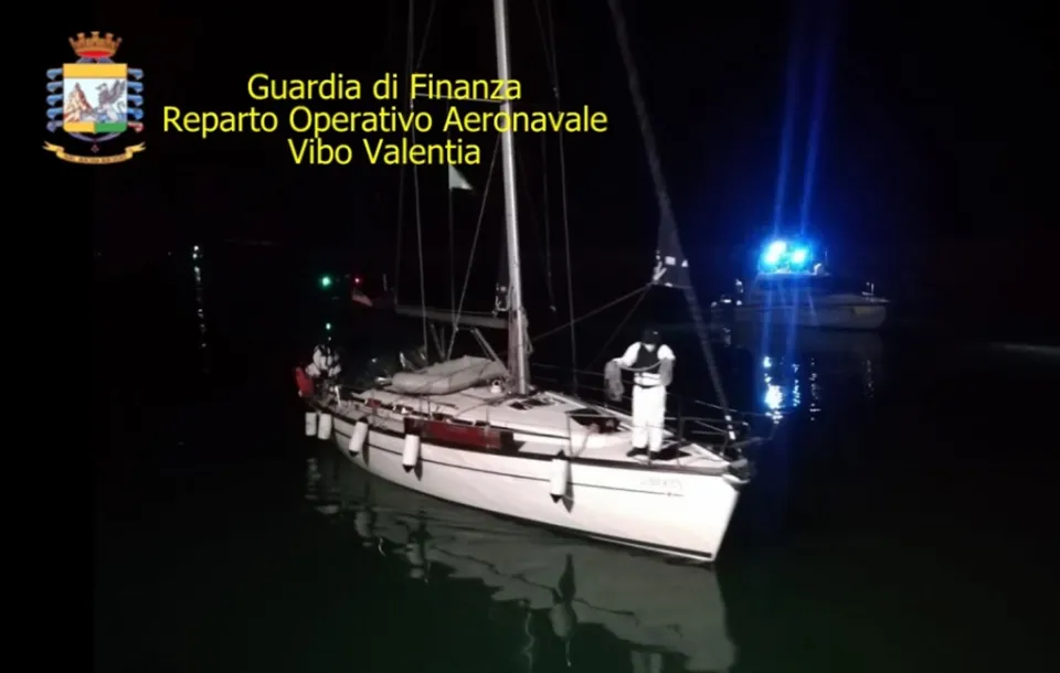 Intercettato veliero con a bordo 67 migranti a Sud di Crotone: fermati i presunti scafisti (FOTO)