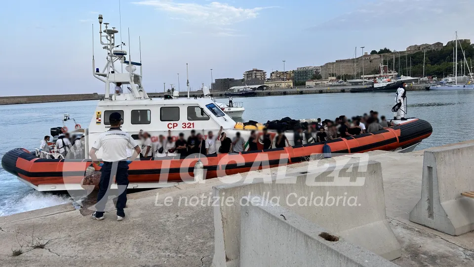 Migranti: 166 persone sbarcate tra Crotone e Roccella Jonica