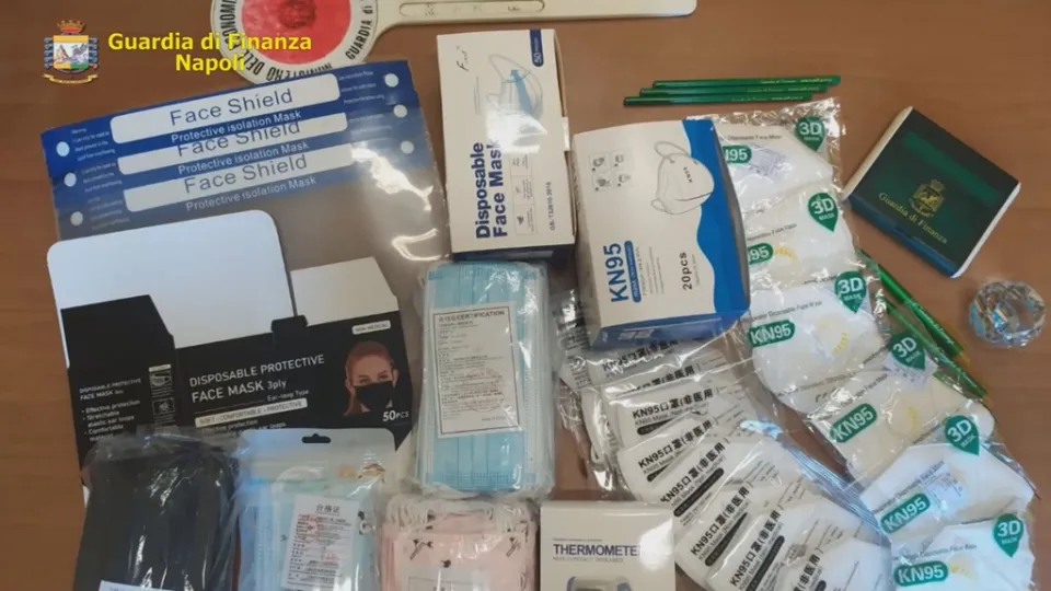 Napoli, sequestrate oltre 139mila mascherine non a norma destinate anche ai bambini (VIDEO)