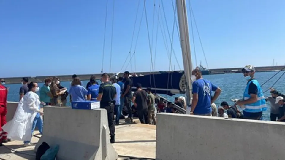Migranti: 87 sbarcati oggi a Crotone, tra questi 15 donne e 22 bambini