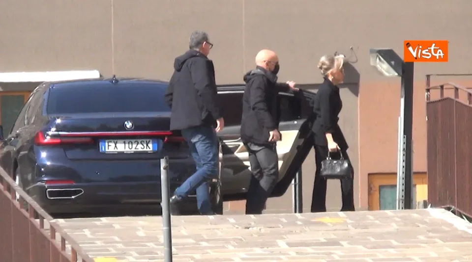 Berlusconi ha la leucemia, la figlia Marina in visita al San Raffaele (VIDEO)
