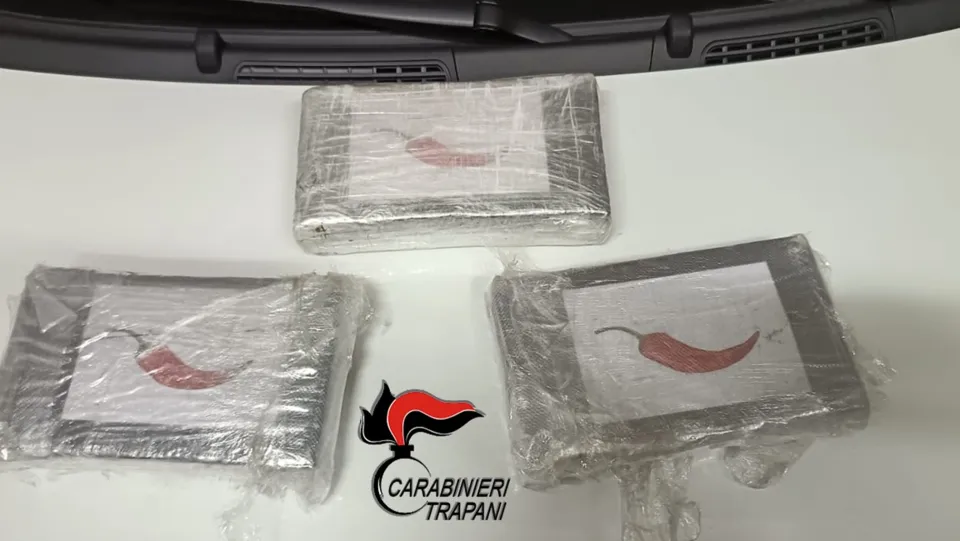 In macchina con 3,5 kg di cocaina: arrestati due pregiudicati calabresi
