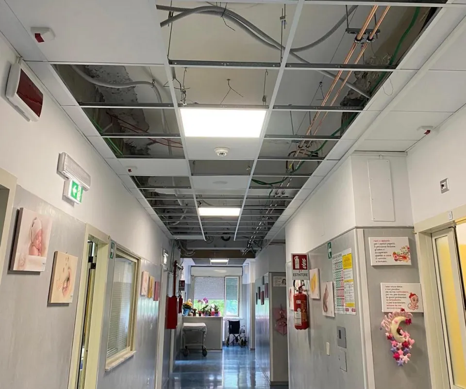 Sanità: crollato il controsoffitto del reparto di Ostetricia dell'ospedale di Vibo Valentia
