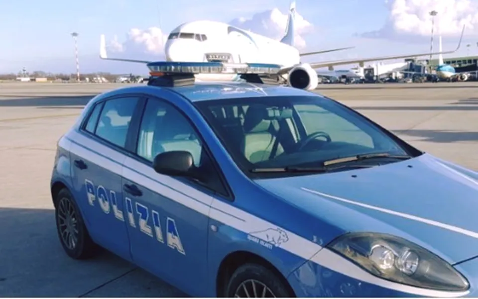 Passeggero si sente male su aereo: tre persone cercano di scappare