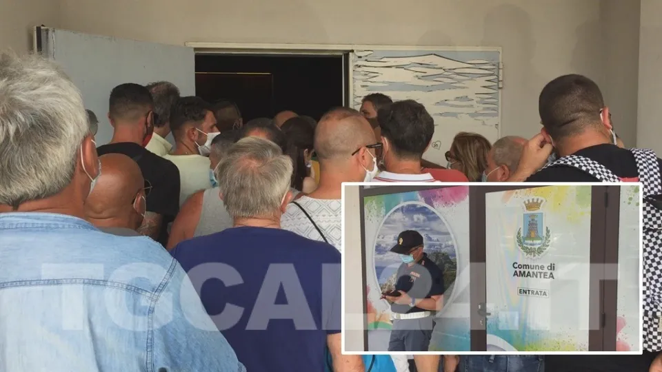 Migranti ad Amantea: la protesta dei cittadini si sposta al Comune (VIDEO)