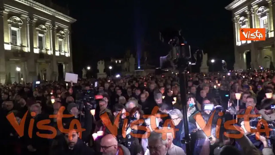 Fiaccolata per Navanly, la piazza del Campidoglio osserva un minuto di silenzio