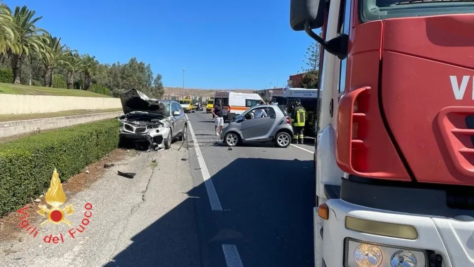 Scontro tra auto sulla Ss 106 alla periferia di Crotone: morto un giovane meccanico