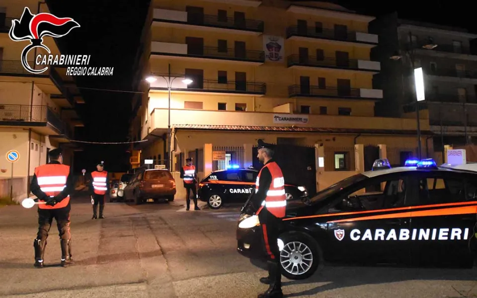 Violenza sessuale su minori: due 30enni arrestati dai Carabinieri a Rosarno