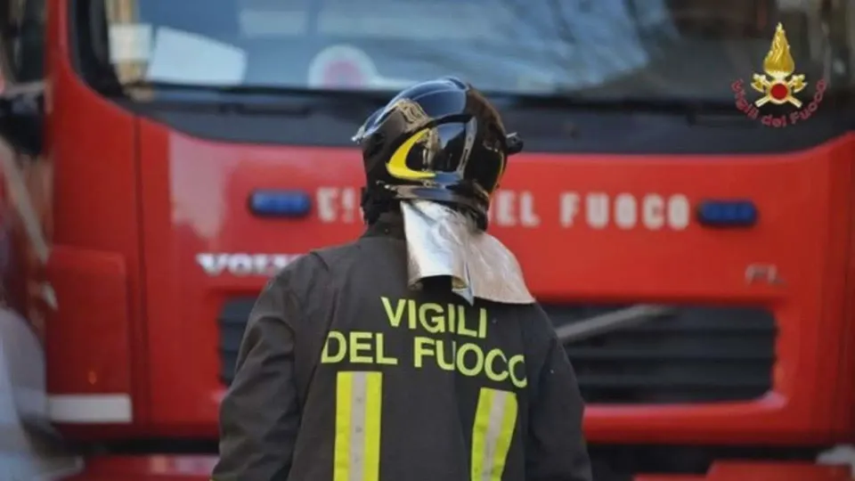 Vasto incendio nei pressi della discarica di Pianopoli, fiamme visibili dalla Statale 280