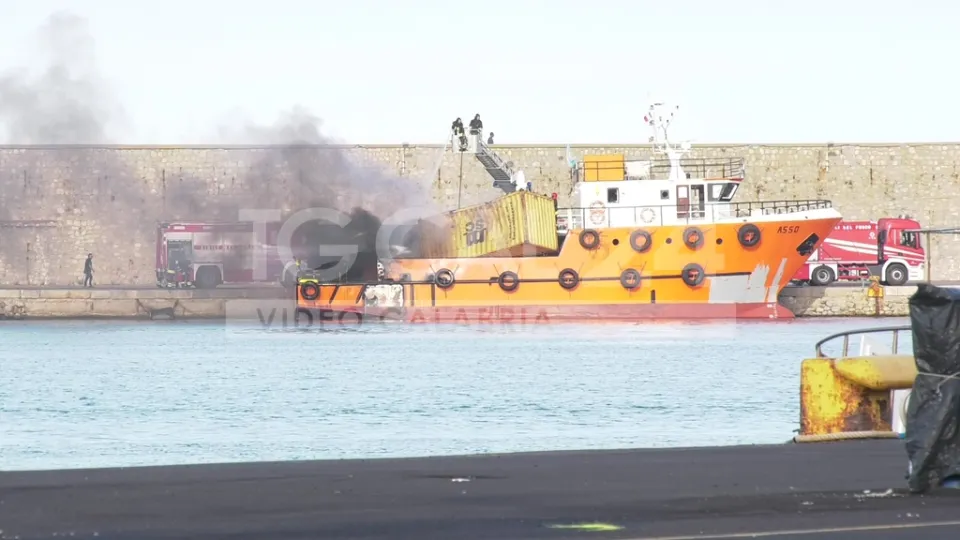 Crotone: tre morti ed un ferito grave per un'esplosione a bordo di un'imbarcazione ormeggiata nel porto
