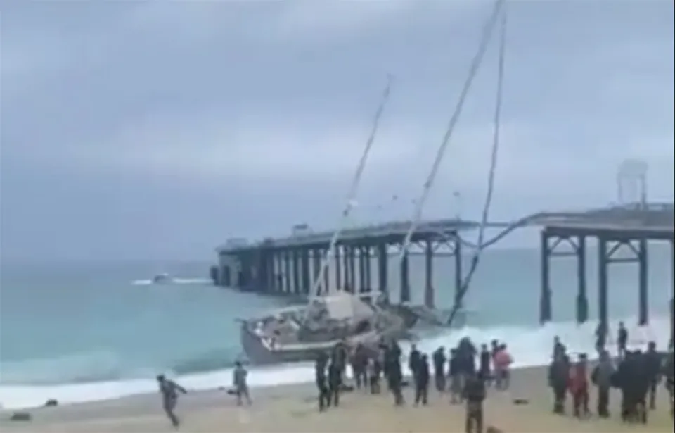 Barca a vela carica di migranti si arena a Siderno: ci sono due morti, ma si temono dispersi