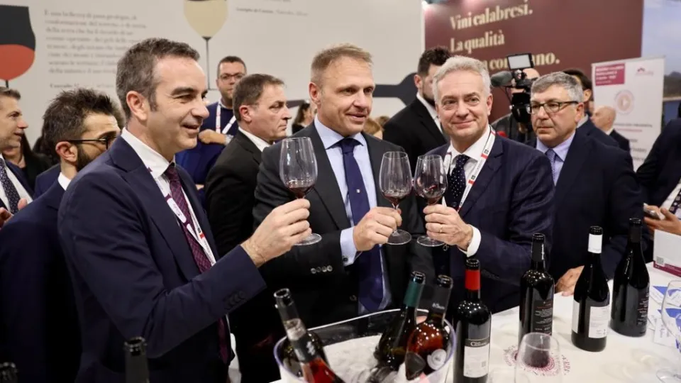 VIDEO | Calabria protagonista a Vinitaly: il ministro Lollobrigida visita il padiglione calabrese