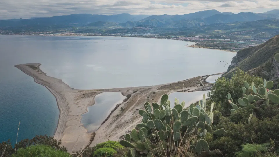 Calabria e Sicilia collegate da nuovi cavi sottomarini: al via i lavori