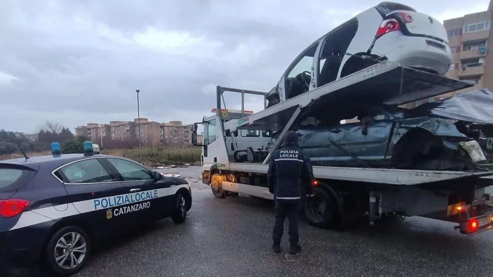 Catanzaro, Polizia locale rimuove 16 veicoli abbandonati