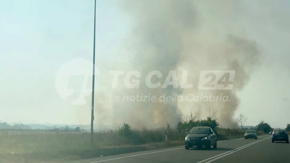 Crotone: a fuoco i terreni nei pressi dell'ex area industriale (ancora una volta...)