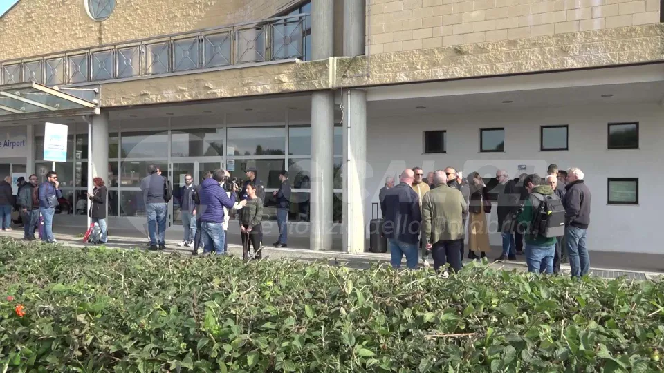 Sit-in del Pd: "Più investimenti per l'aeroporto di Crotone"