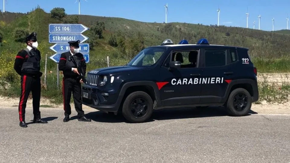 Festeggiavano un compleanno nel Crotonese in barba alle norme anti Covid: locale chiuso e clienti multati