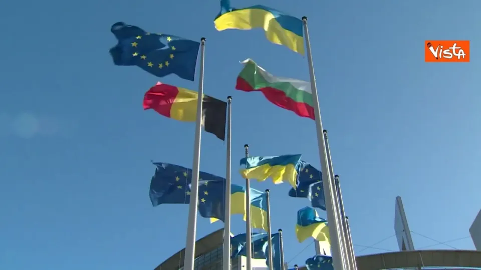 Due anni di guerra, la bandiera ucraina sventola sugli sedi Parlamento Ue Bruxelles e Strasburgo