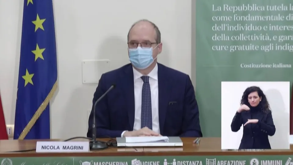 Magrini (AIFA) su vaccino AstraZeneca: «Sicuro e senza limiti di età» (VIDEO)