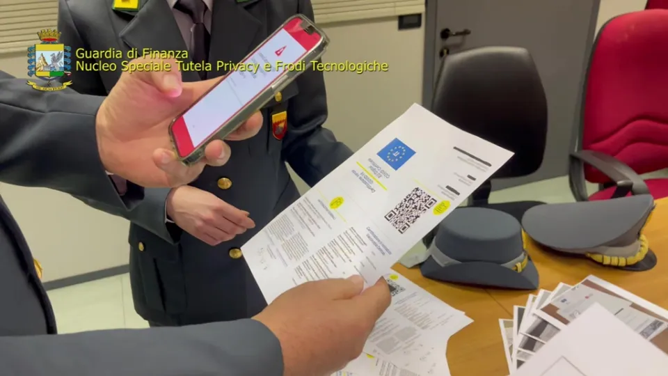 Vendevano falsi Green pass a 100 euro su Telegram: perquisizioni e sequestri in tutta Italia (VIDEO)