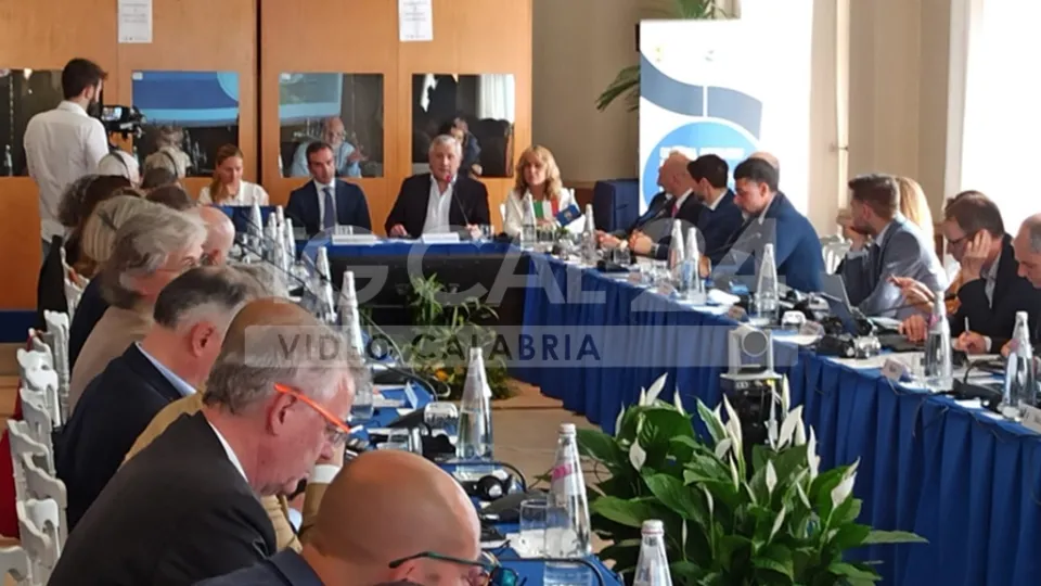 Tajani: “Non pensiamo solo al Ponte, grande ruolo per il porto di Gioia Tauro”
