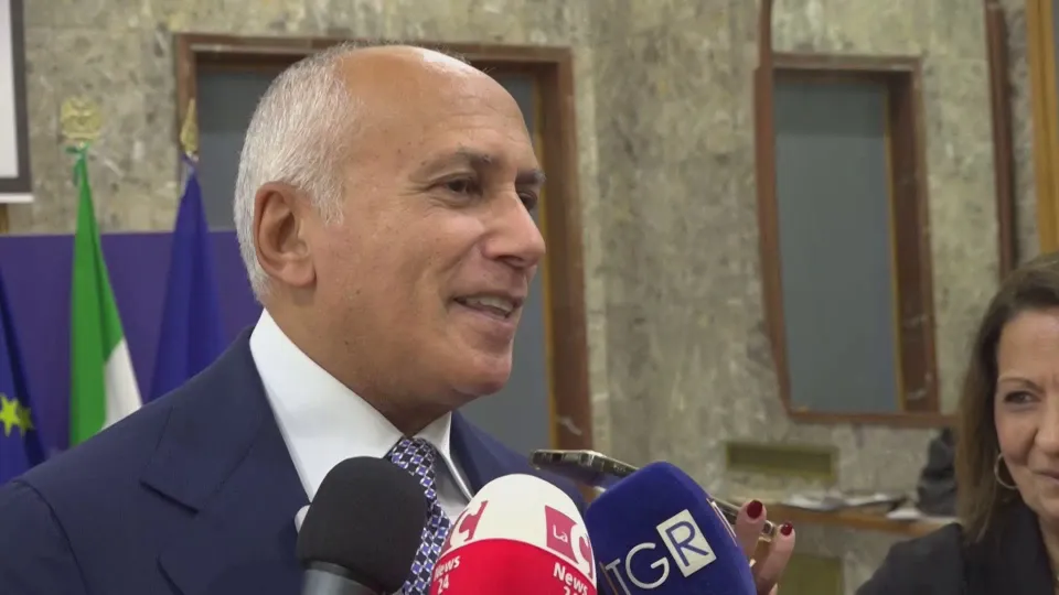 Cosenza, sindaco Caruso: "Ritiro deleghe è una scelta esclusivamente politica"