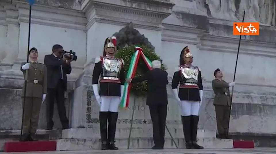 Festa della Liberazione: l'omaggio del presidente Mattarella al milite ignoto all'Altare della Patria (VIDEO)