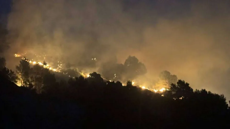 Paura nella notte ad Amendolara, grosso incendio nel centro del paese