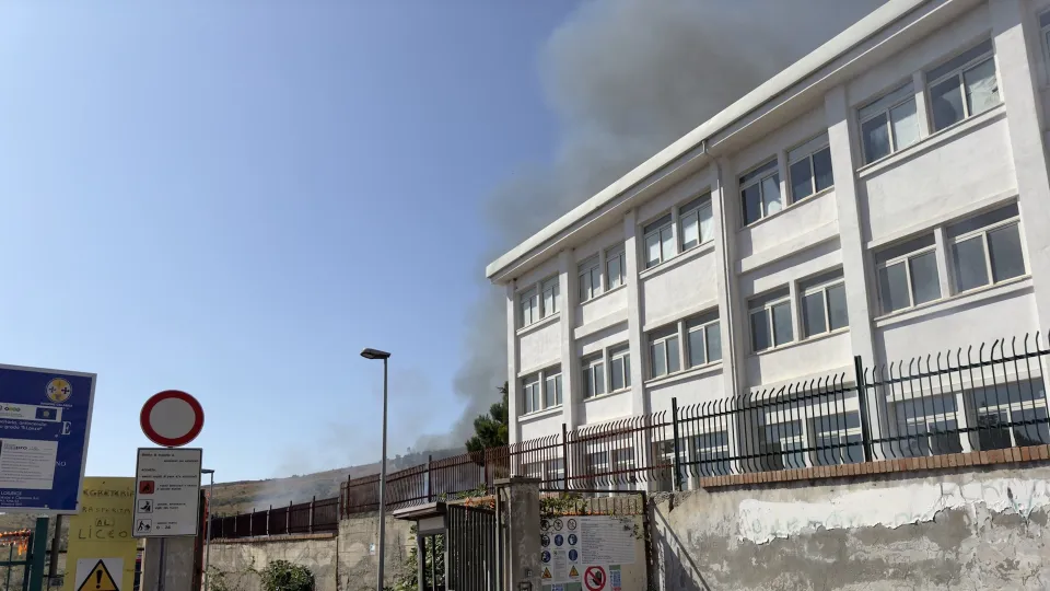 Incendio nei pressi dei licei di Cassano allo Ionio, si ipotizza l'origine dolosa
