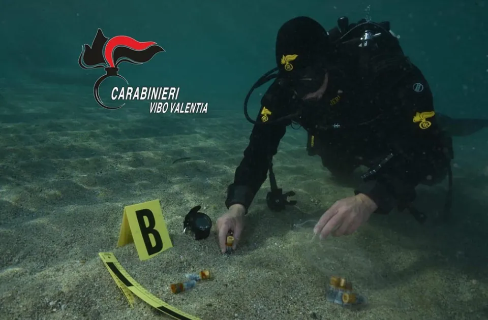 Armi e munizioni nascoste nel mare di Bivona, a pochi metri dalla battigia (foto)