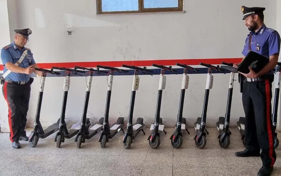 Appropriazione indebita e ricettazione di monopattini: 10 persone denunciate a Catanzaro