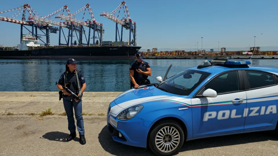 Trovati 3 chili di cannabis in un container per il trasporto di auto al porto di Gioia Tauro