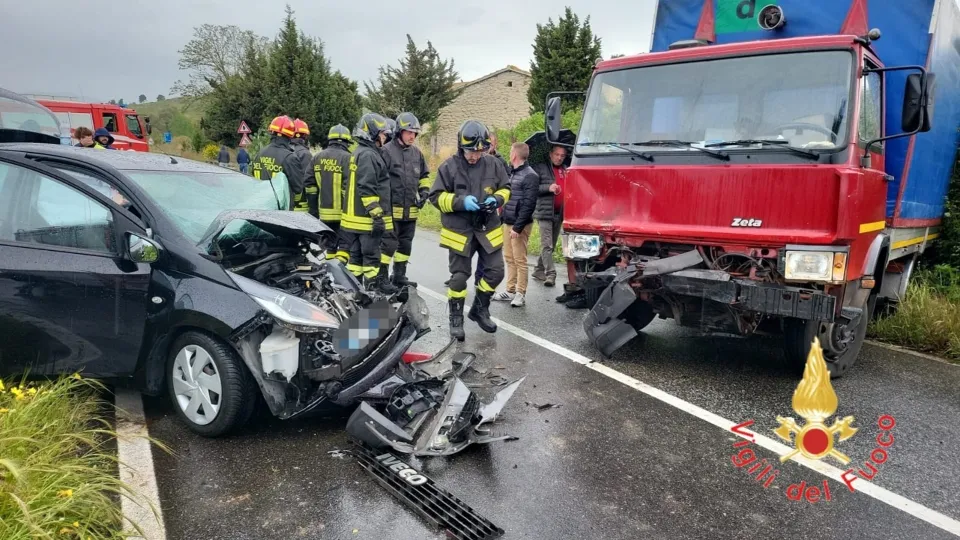 Scontro auto-camion sulla ss 106: tre i feriti, di cui uno grave