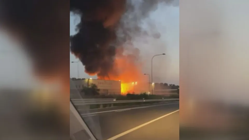 Incendio divampato nel cortile dello stabilimento Guglielmo: a fuoco tre auto (VIDEO+FOTO)