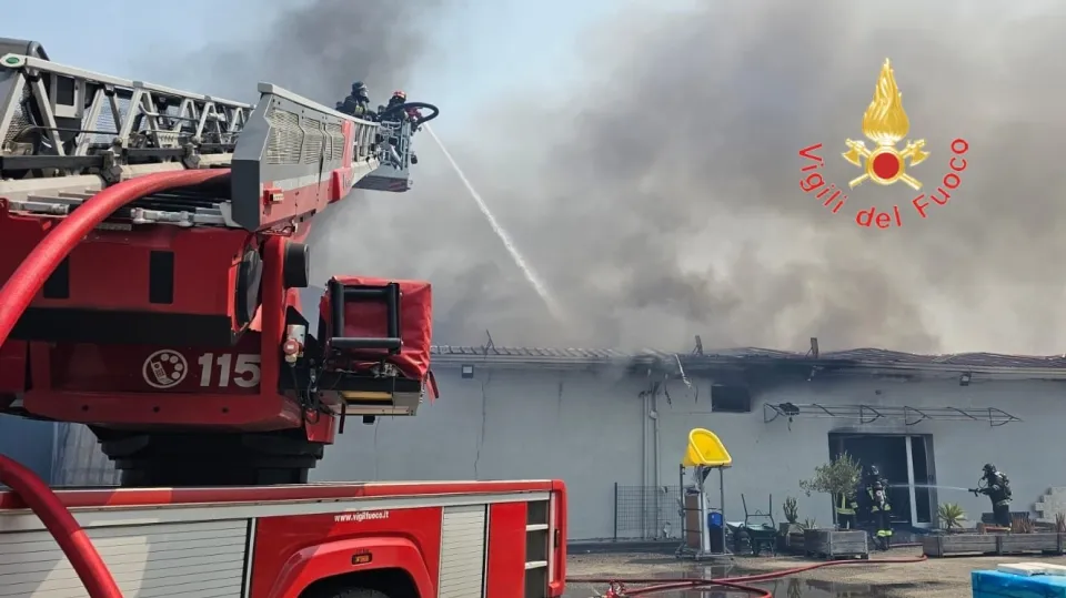 A fuoco deposito di vernici e solventi a Crotone: impiegati più di 30 pompieri (VIDEO+FOTO)