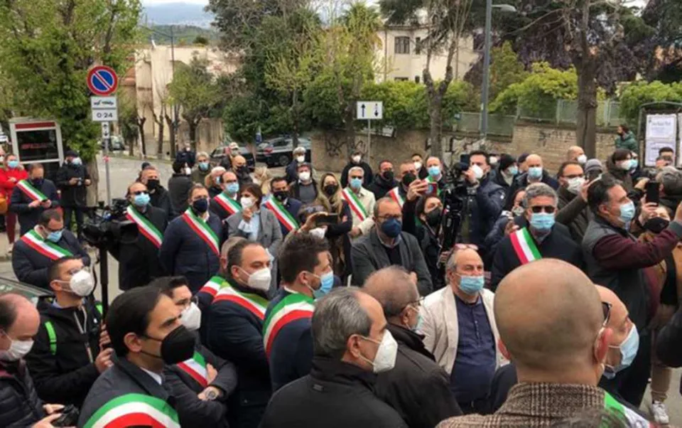 Sit in dei sindaci del Cosentino davanti all'Annunziata: "Servono personale e posti letto"