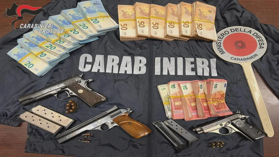 Sorpresi in auto con quasi 50mila euro in contanti, armi e munizioni: due arresti