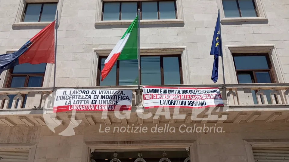 Vertenza Abramo: i lavoratori occupano la sala consiliare del Comune di Crotone