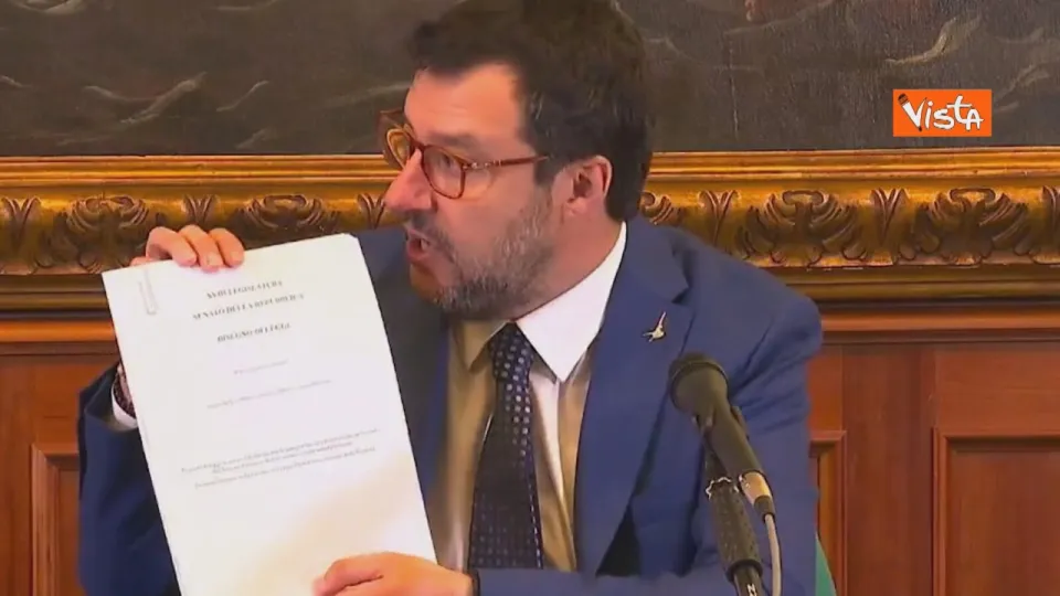 Salvini presenta la proposta di legge sulla Flat Tax: «Pagare meno per pagare tutti» (VIDEO)