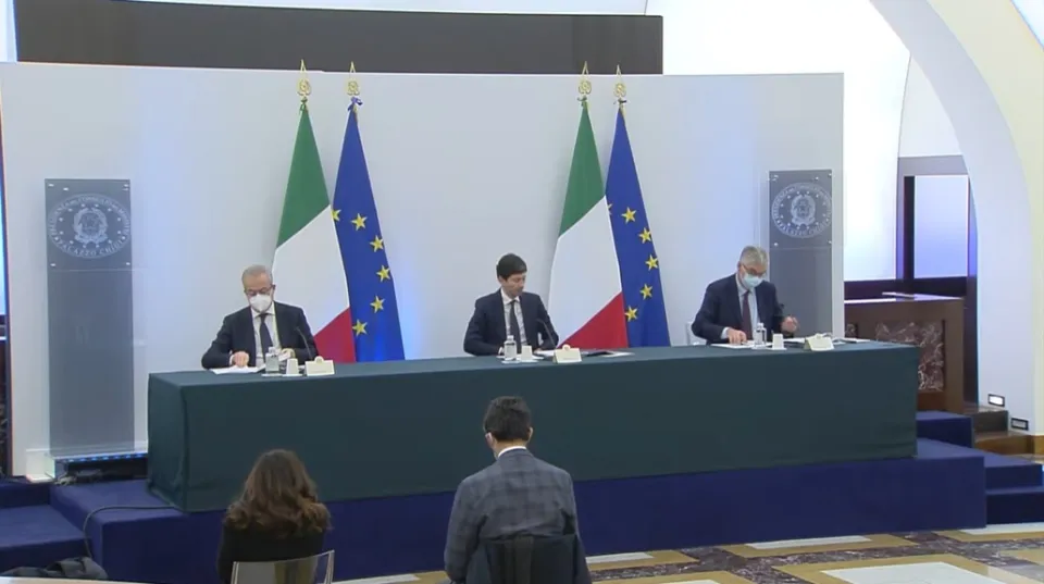 Covid, stretta del Governo con nuovo Dl: Green pass a 6 mesi, sospese feste in piazza e discoteche