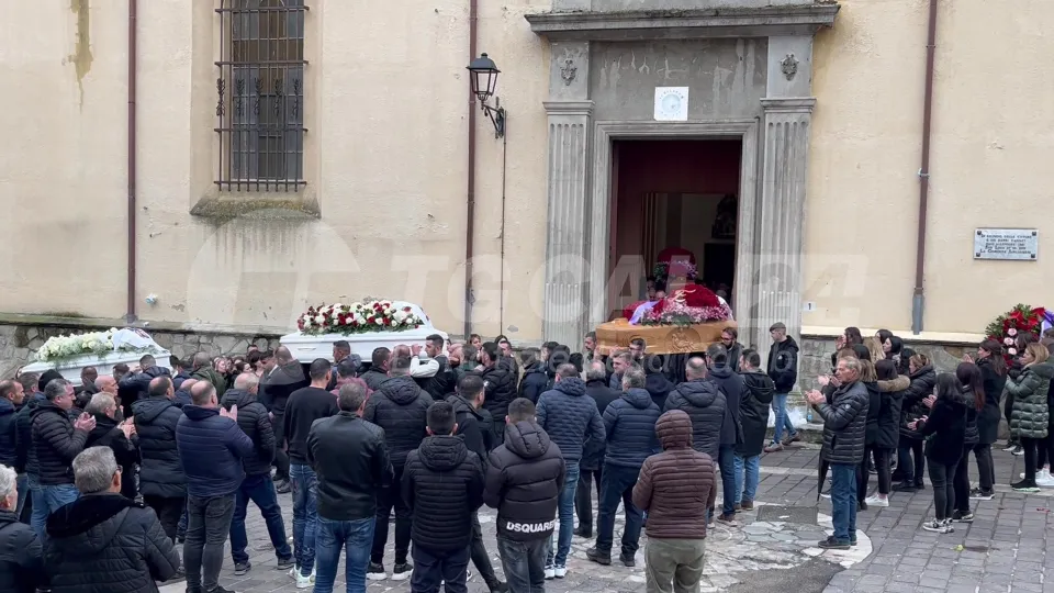 A San Luca è il giorno del dolore. Il vescovo: "Sulla 106 si infrangono sogni e speranze"