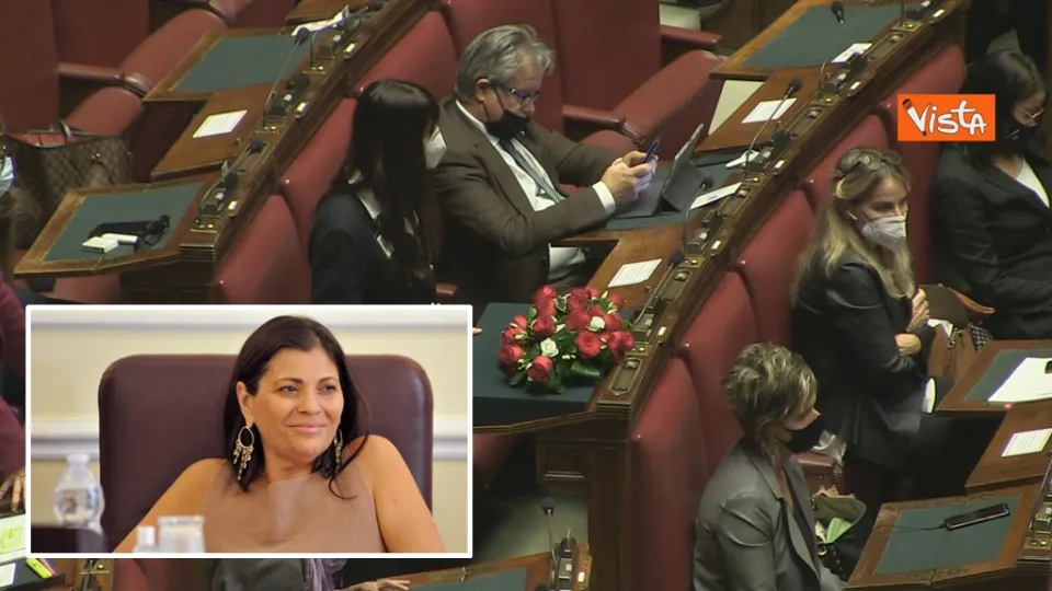 Jole Santelli: la Camera osserva un minuto di silenzio e depone un mazzo di fiori tra i banchi di FI (VIDEO)