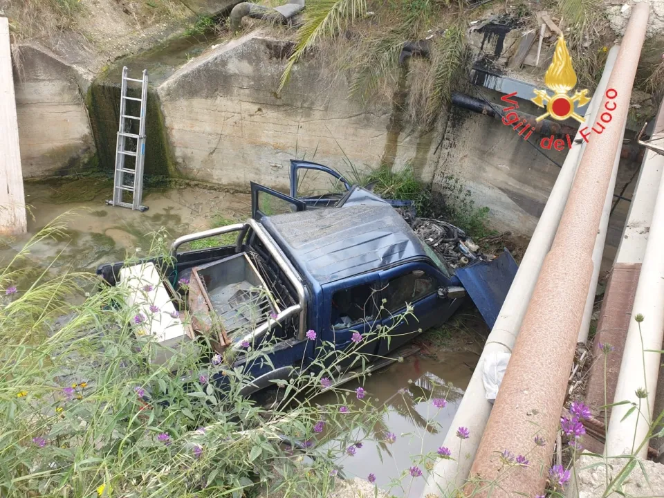 Incidente stradale sulla 106 a Crotone, gravissimo il bilancio: due morti e due feriti gravi