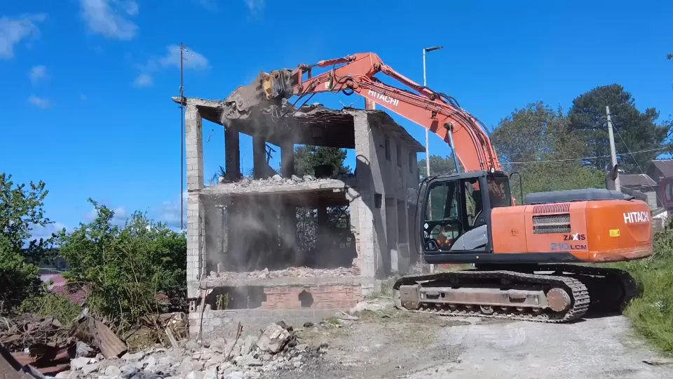 Lotta all'abusivismo a San Giovanni in Fiore, abbattuto fabbricato nella Sila