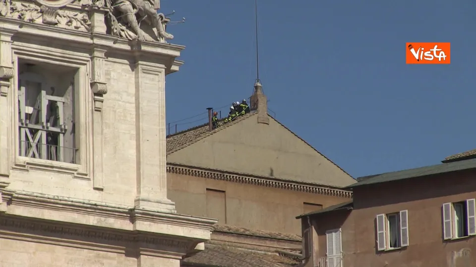 Conclave, montato il comignolo della Cappella Sistina per le votazioni