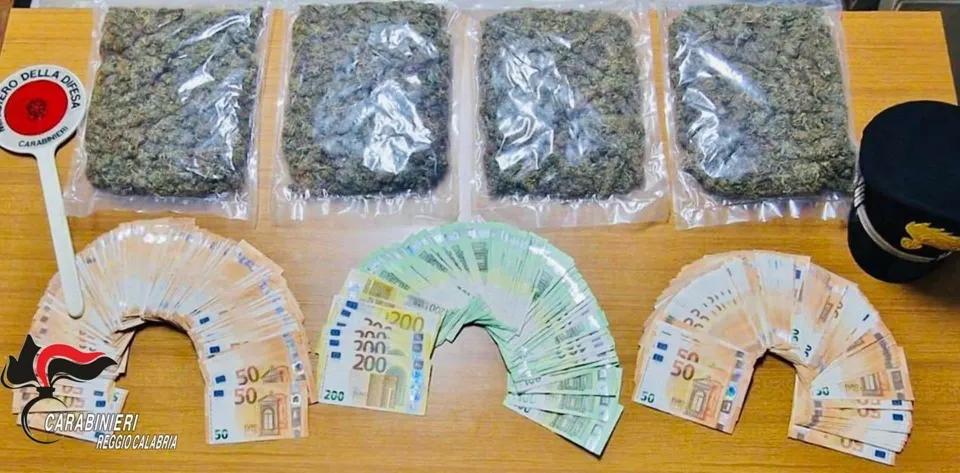 Un chilo di marijuana e 37mila euro nascosti in un lido a Bagnara Calabra: tre arresti