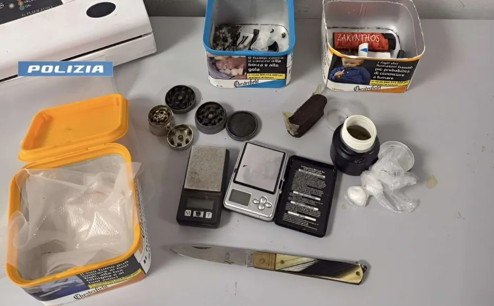 Cosenza, droga in casa e materiale per il confezionamento: un arresto