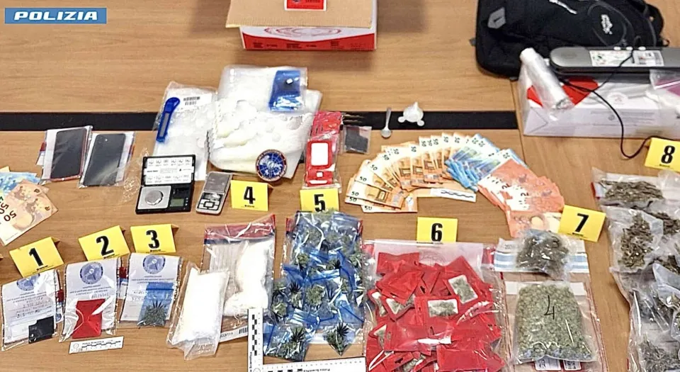 Paola, droga in casa pronta per lo spaccio: Polizia arresta una donna